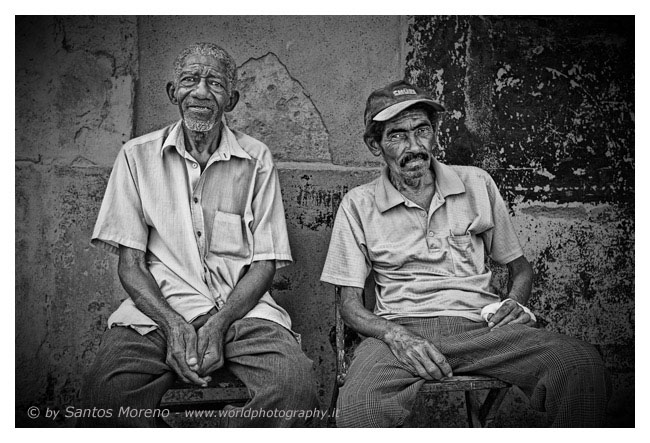 Dos ancianos en la Habana Vieja